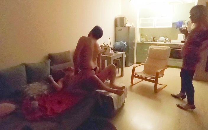 Bizexual com: Бі рогоносець у тріо з гарячою дружиною