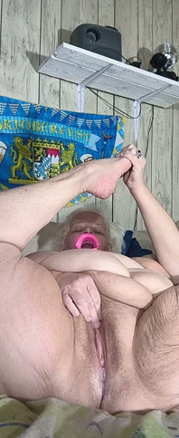 Ihr gesicht ist nass, jetzt ist ihre muschi auch, sie hat orgasmus für dich