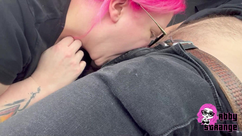 Abby Strange: Puclib blowjob dengan mani muncrat yang gila