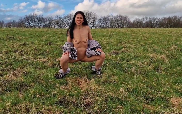 Nicky Brill: Desnudo en el campo de vecinos y meando