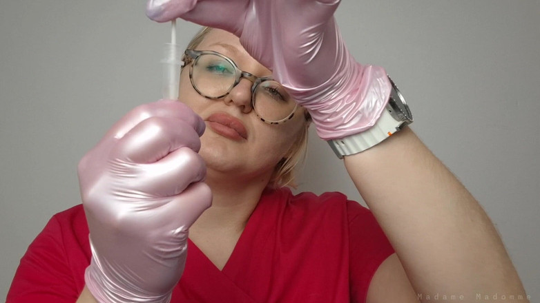 Madame Madomme: Ärztin macht einen Covid- und Grippe-Swab-Test bei sich selbst; Doctress,...