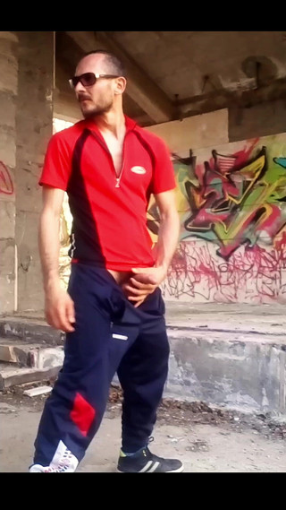 Aerostar: Zkoumání opuštěné budovy a čůrání