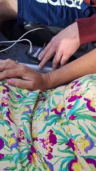 素人妻が車の後背位に行きます。見知らぬ男をファックでナンパし、彼女のマンコの中に射精