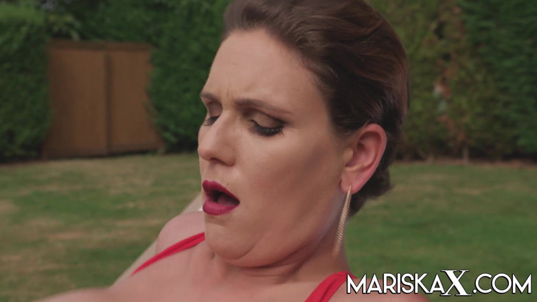 Mariska x: MARISkaX - la panterona tettona sandy lou viene scopata all'aperto