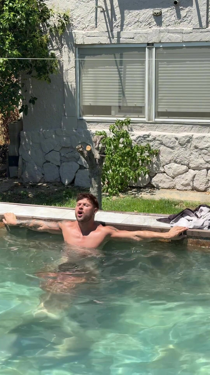 Carlos and Hector: Sex în piscină