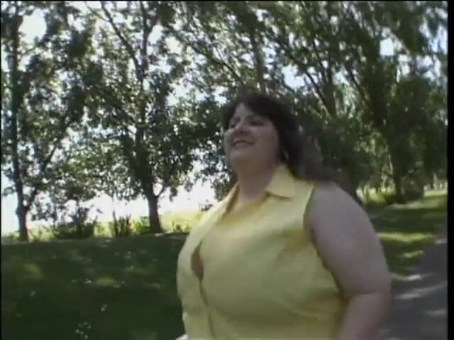 Give me BBW: Ma'am brune obèse cherche puis doigte son clito sur le...