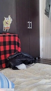 Amateurvrouw geniet ervan om kleding te passen en ze te snijden.