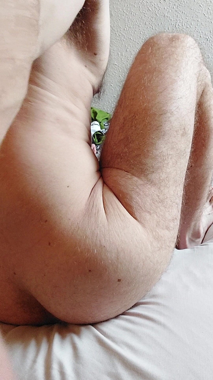 Edftmxxx: Ftm oğlan kıllı amcığını büyük bir dildoyla sikiyor ve yatağın...