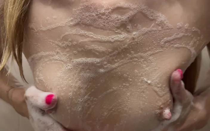 Mia Foster: Playing with My Tits While Showering