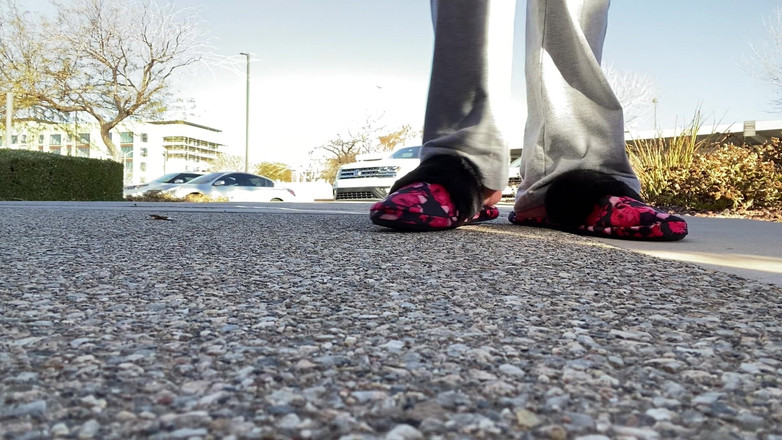 Tan feets: Tanfeets na zewnątrz publicznego pantofelka dokucza z naturalnymi paznokciami