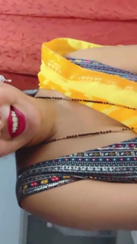 L'indiana Siya Bhabhi è una luna di miele in treno con uno strano passeggero