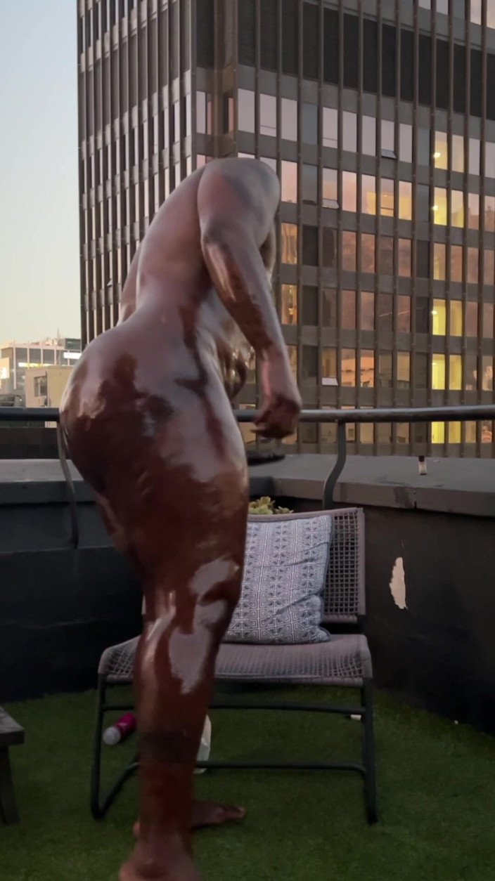 DADDYBLACKXXX: Pulă mare și neagră unsă cu ulei masturbându-se și făcând opturi în aer...