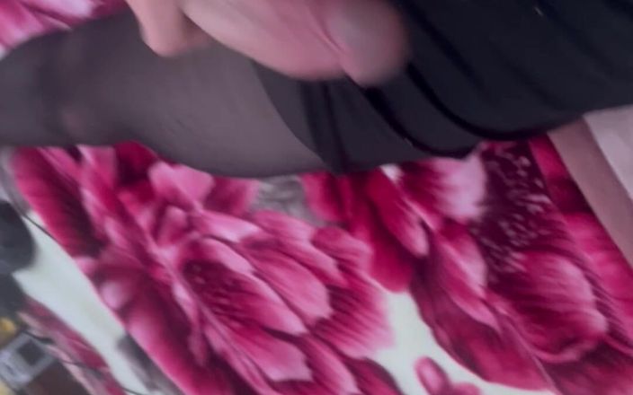 Sissy_boyyyy: Mi primera provocación en mis medias y vestido sin entrepierna