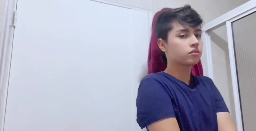 Dilan Castro: Il giovane studente gay torna a casa a fare un...