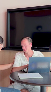 Leo ev ödevini yapmak için Felipe Quintana'nın onu sikmesine izin veriyor