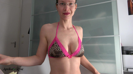 Annika Rose: 私はあなたの小指を激しくファックします