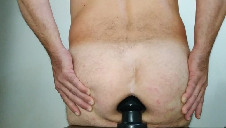 Dildofuckerxxx: Cewek ini lagi asik ngentot dildo ukuran raksasa sambil pakai...
