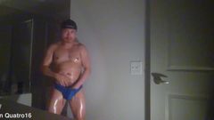 Bastian Kross: Bastian Kross在Speedos，抹油并撸管！
