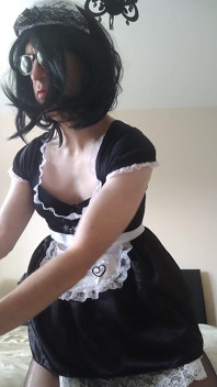 Sissymaid Cindy juega con su consolador y coño