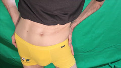 HeIsSooThin: Vyzkoušejte žluté chlapecké sukně