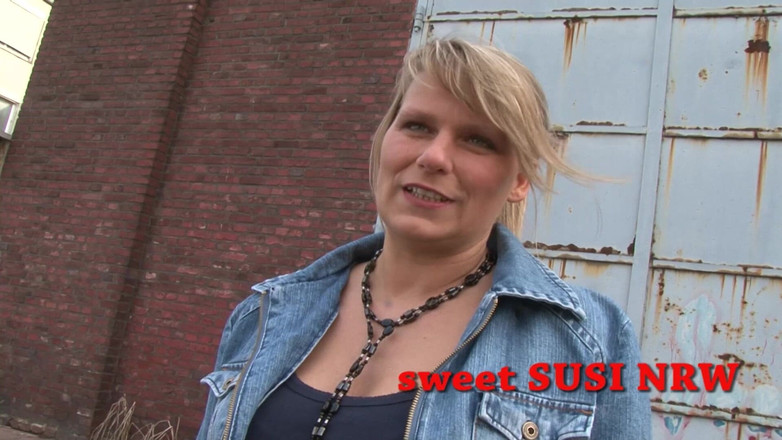 Deutsche XXX Filme: Грудаста німецька блондинка трахає себе ділдо