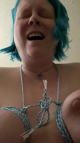 Hot potato girl: Full face vid of tied tits slapped