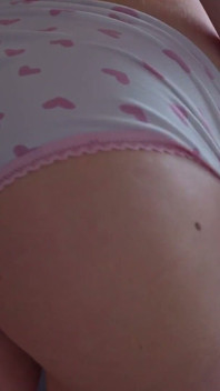 Seluar dalam seksi mencuba haul dan mengusik pantat yang sempurna