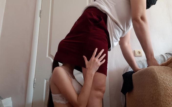 Lesbian-illusion: Me subí debajo de la falda de mi maestra para...