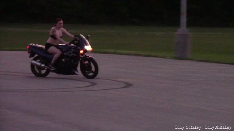 Lily O'Riley: Bikini Sportbike menunggang (wmv)