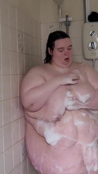 Chuveiro sensual com esse corpo grande e gordo