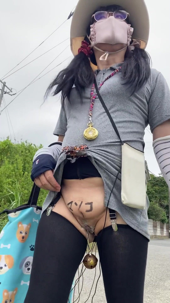 megu2002: No. 267: Graffiti and a Walk in the Nude