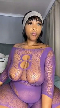 Une BBW hony la fait claquer et se masturbe