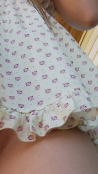 Brandi X.e. - ถ่ายใต้กระโปรงโชว์หีสุดเด็ด