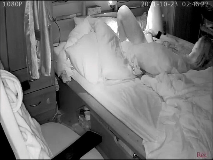 KittieNoOne: Guardami cavalcare di nuovo il mio grasso dildo