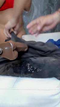 Azgın kız vibratörü ve parmaklarıyla mastürbasyon yapıyor