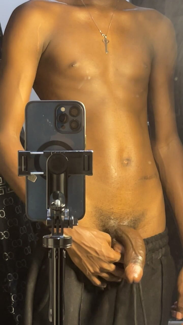 Aded-Toxic: Il giovane gay magro mostra un grosso cazzo