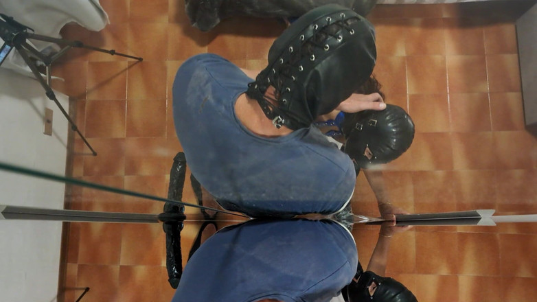 LauraOnHeels: MILF Berseronok Dengan Ayam Dan Dildo