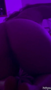 Weelderige vrouw wordt geneukt op een trio!