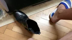 Sborra nelle scarpe del compagno di stanza