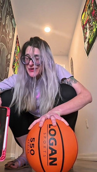6'7 vysoká bohyně jednoruční basketbalová výzva, jak dlouho mohou tyto obrovské ruce dominovat?