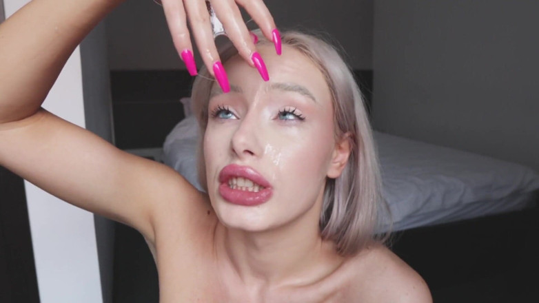 AnnaReyBlonde: Îmi fut gâtul și scuipă pe față. Masturbează-te la mine