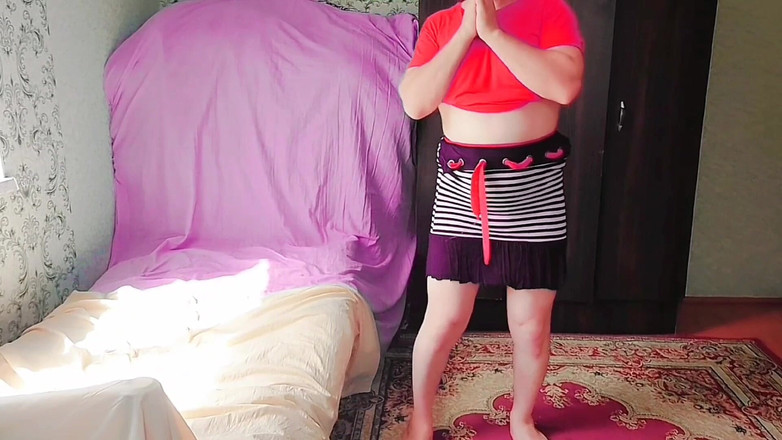 Kitty_Cross: बहुत सुन्दर क्रॉसड्रेसर नृत्य करते हुए मोहक आँखों से संपर्क कर रही है