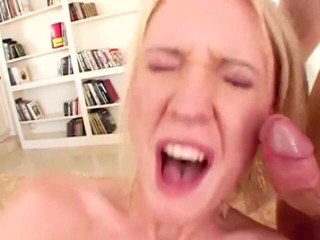 3 Bangers: Sexy piccola troia bionda cavalca un cazzo duro mentre ne...