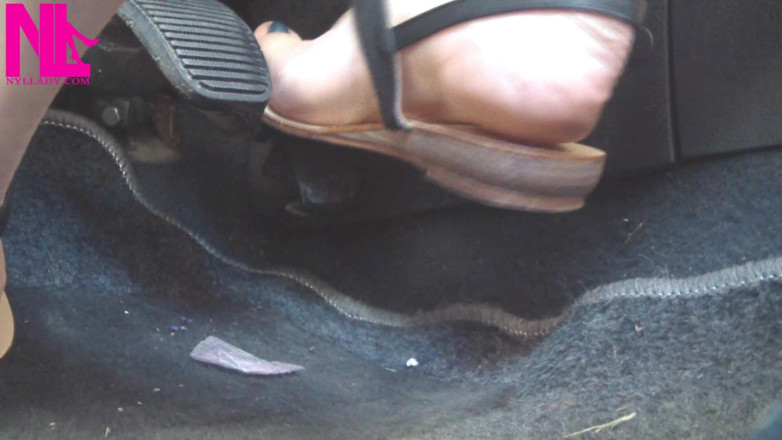 Nyllady: Cewek seksi ini lagi asik nyetir mobil turbo disel bravo...