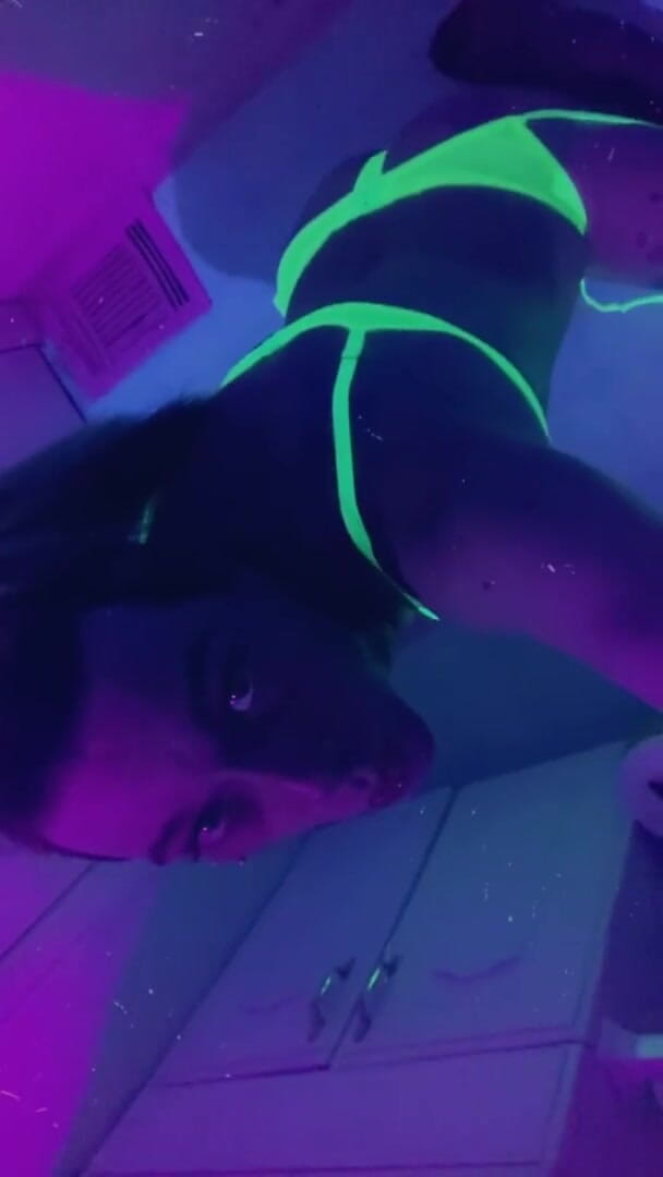CarmenMelatonin: Awek rave yang cantik bersedia untuk berpesta