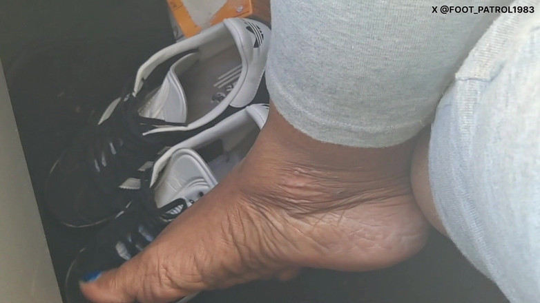 Foot Patrol: 裸足の乗客の青いつま先の車内での足遊び