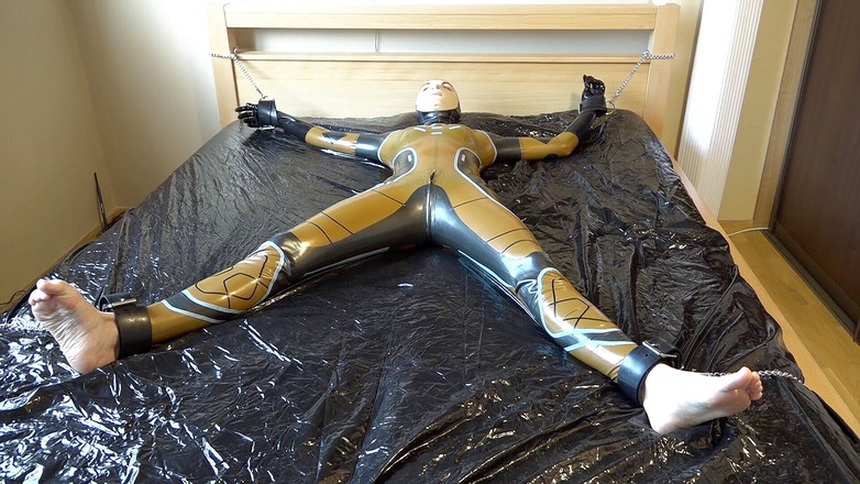 Latex Danielle: 乳胶达妮尔被绑在床上，用按摩振动器自慰