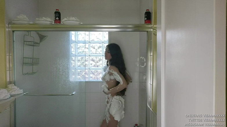 VieraMayXXX: Cewek sange ini lagi asik muasin memeknya pakai slime dan...