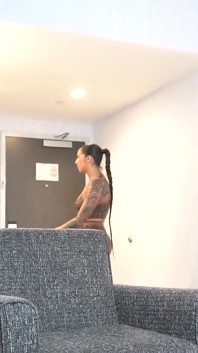 姉は義理の妹に彼氏のペニスをしゃぶらせる