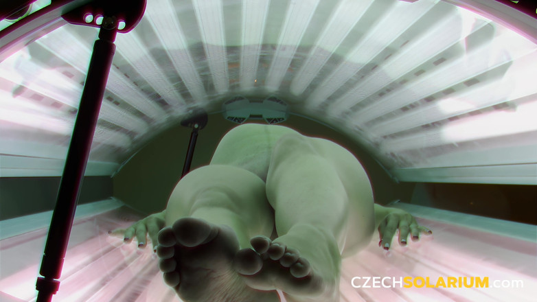 Czech Solarium: České solárium 327: Těhotná holka předvádí své sexy křivky na slunci